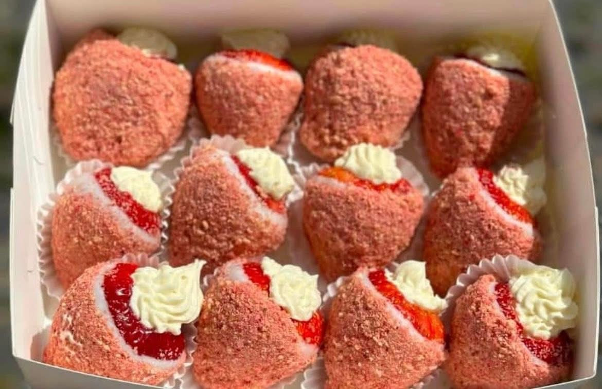 Cheesecake Filled Chocolate Covered Strawberries